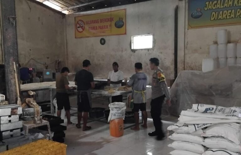 Perkuat Sinergitas, Polsek Cikoneng Datangi Pabrik Golden Gegempalan Beri Imbauan Kamtibmas