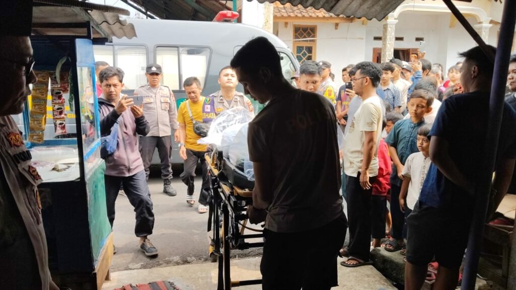 Pengantaran Jenazah Korban Pembunuhan ke Rumah Duka oleh Polres Ciamis