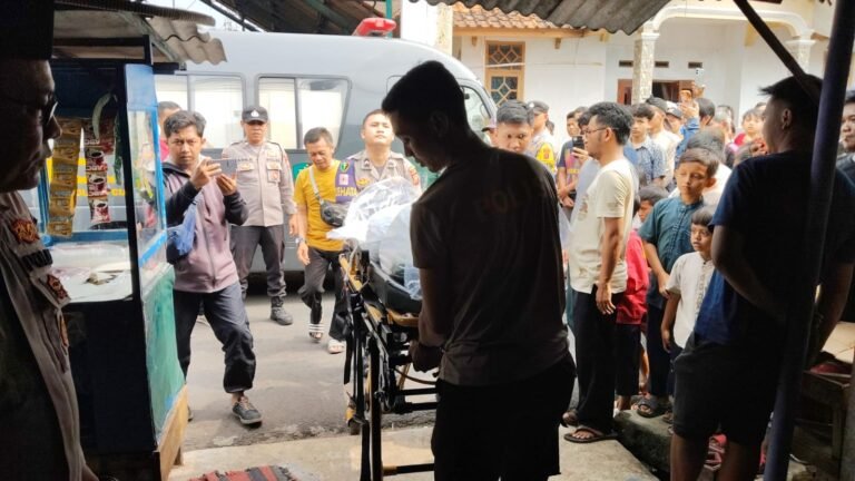 Pengantaran Jenazah Korban Pembunuhan ke Rumah Duka oleh Polres Ciamis