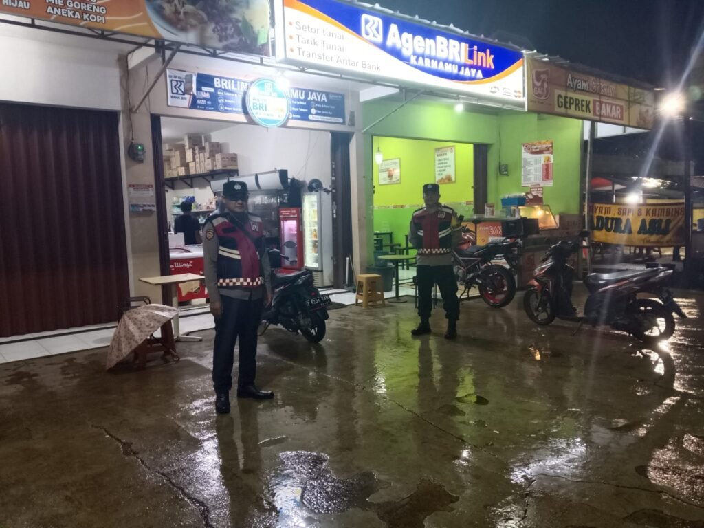 Berikan Rasa Aman, Personel Polsek Kawali Polres Ciamis Patroli Dialogis di Malam Hari
