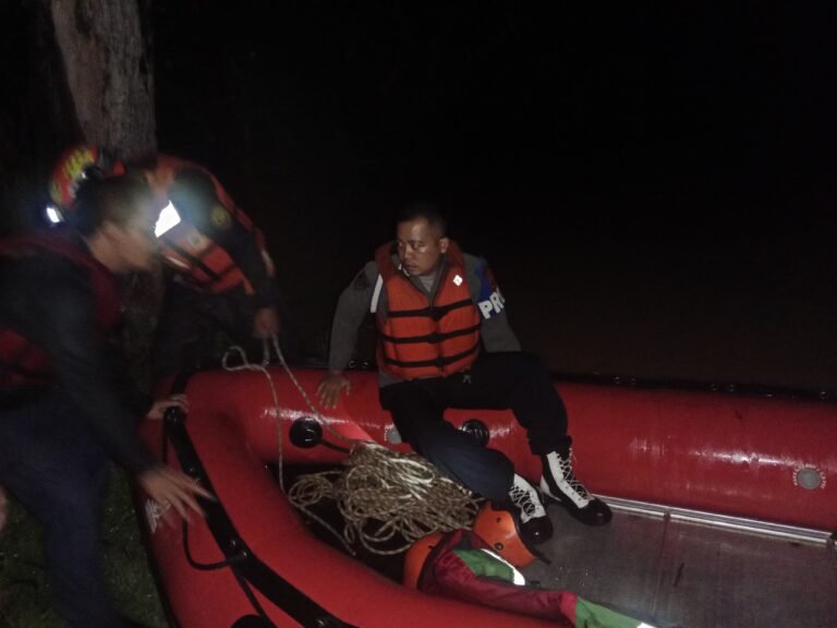 Hujan Deras Hingga Bikin Banjir, Polsek Pamarican Data dan Bantu Evakusasi Warga Terdampak