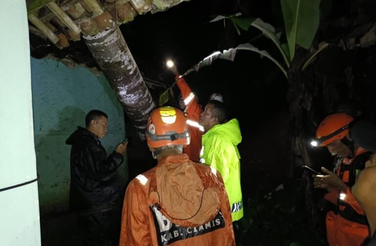 Kesiapsiagaan Bencana, Polsek Cipaku Polres Ciamis Bantu Evakuasi Tiga Rumah Tertimpa Pohon