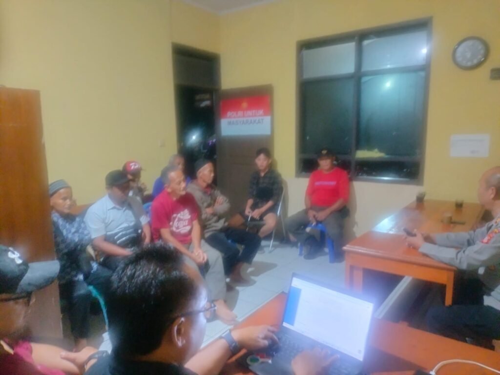 Polsek Cisaga Polres Ciamis Ikuti Musyawarah Persoalan di Masyarakat Desa Karyamulya