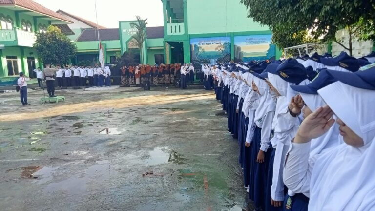Humanis, Kapolsek Cikoneng Datang ke MTSN 9 Ciamis Beri Pembinaan Saat Upacara Bendera