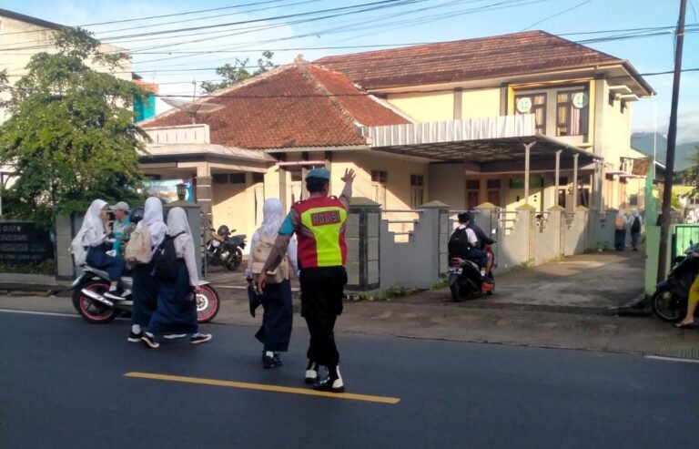 Pelayanan Masyarakat, Polsek Cipaku Polres Ciamis Siaga di Jalan Padat Saat Jam Sekolah