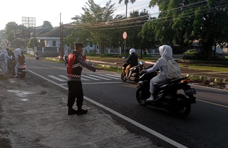 Pelayanan Masyarakat, Polsek Kawali Siagakan Personel di Jalur Padat Bantu Orang Menyebrang