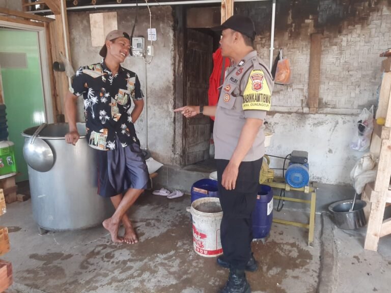 Perkuat Harkamtibmas, Bhabinkamtibmas Desa Gunungcupu Sambangi Warga Dusun Gunungrasa