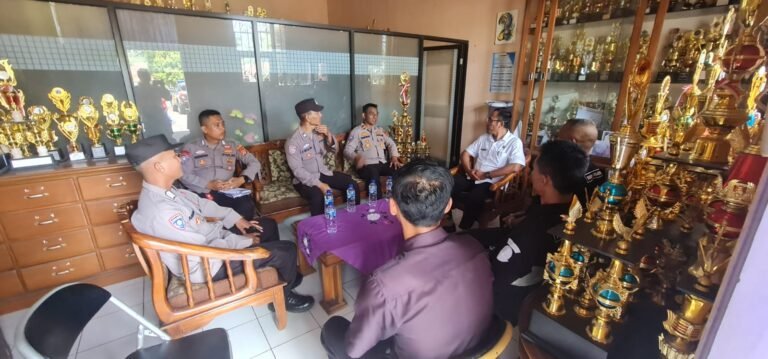 Perkuat Sinergitas, Polsek Panumbangan Polres Ciamis Koorkom ke Perangkat Dssa Jayagiri