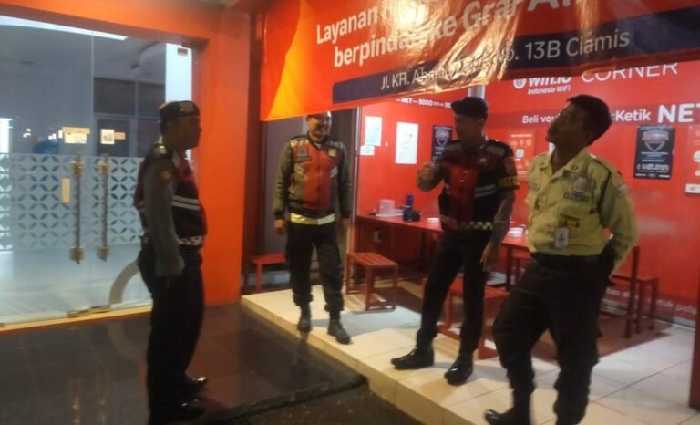 Cipkon Jam Rawan, Sat Samapta Polres Ciamis Patroli ke Kantor Telkom Beri Imbauan Kamtibmas