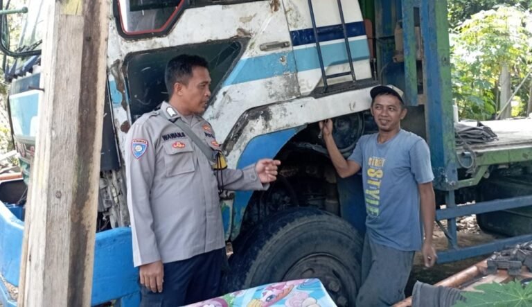 Bhabinkamtibmas Desa Sukanagara Laksanakan Sambang Warga sebagai Upaya Harkamtibmas di Kecamatan Jatinagara