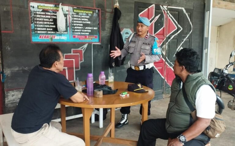 POLSEK SUKADANA JALIN SILATURAHMI DENGAN TOKOH MASYARAKAT DESA SALAKARIA WUJUDKAN SINERGI JAGA KAMTIBMAS