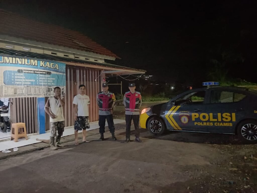 Berikan Rasa Aman, Personel Polsek Kawali Polres Ciamis Patroli Dialogis di Malam Hari