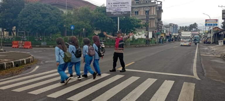 Pelayanan Masyarakat, Anggota Polsek Kawali Turun ke Jalan Bantu Orang Menyebrang dan Gatur