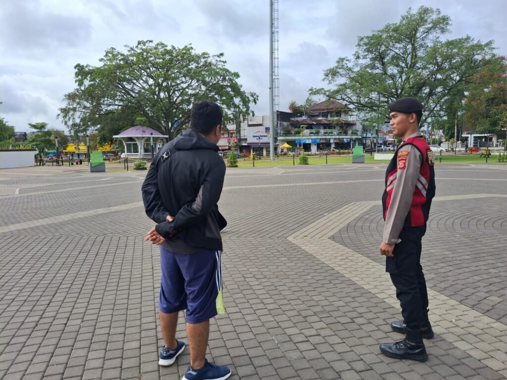 Cipkon Kamtibmas di Area Publik, Samapta Polres Ciamis Patroli Jalan Kaki di Alun Alun Ciamis
