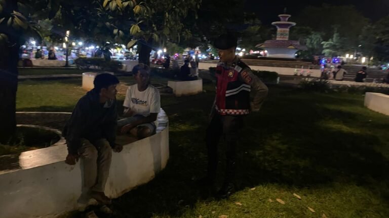 Cipkon Saat Malam, Samapta Polres Ciamis Patroli Jalan Kaki di Alun Alun Ciamis