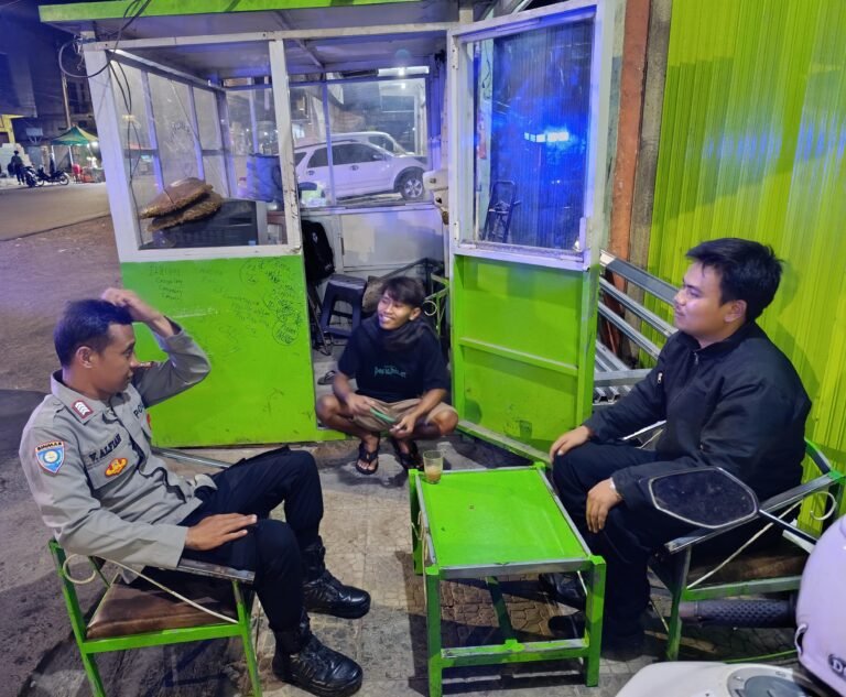 Cipkon, Polsek Cikoneng Datangi Satpam Pasar Sindangkasih Beri Imbauan Kamtibmas