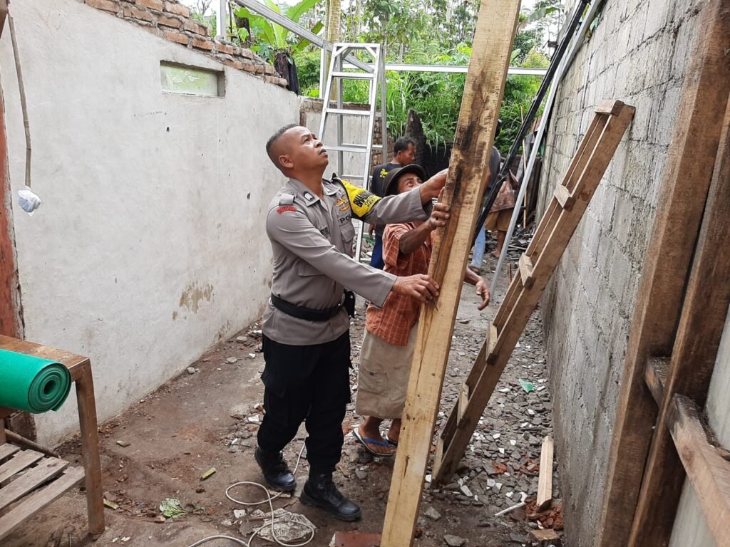 Anggota Polres Wonosobo Renovasi 3 Warga Tak Layak Huni di Desa Wonosobo