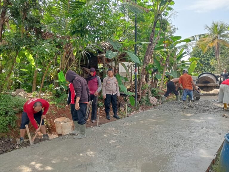 Bhabinkamtibmas Ciparigi Monitoring Pembangunan Jalan Rabat Beton di Dusun Cigaleuh Kulon