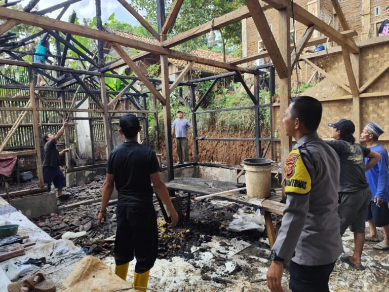 Polsek Kawali Polres Ciamis Datangi TKP Kebakaran Pabrik Makanan Ringan di Sukanegara