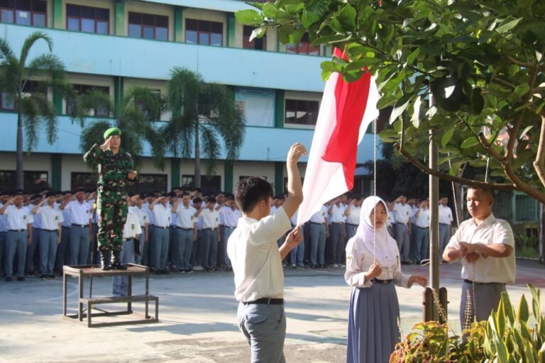 Tumbuhkan jiwa Nasionalisme Pelajar, Dandim 0612/ Tasikmalaya Pimpin Upacara di SMK Muhammadyah