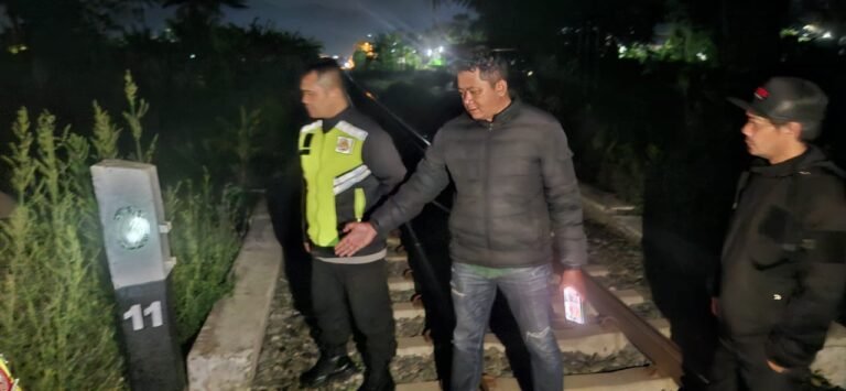 Polisi Cek TKP Seorang Pria Tanpa Identitas yang Tewas Terserempet Kereta