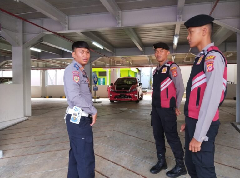 Cipkon Kamtibmas, Samapta Polres Ciamis Patroli Jalan Kaki di Alun Alun Ciamis