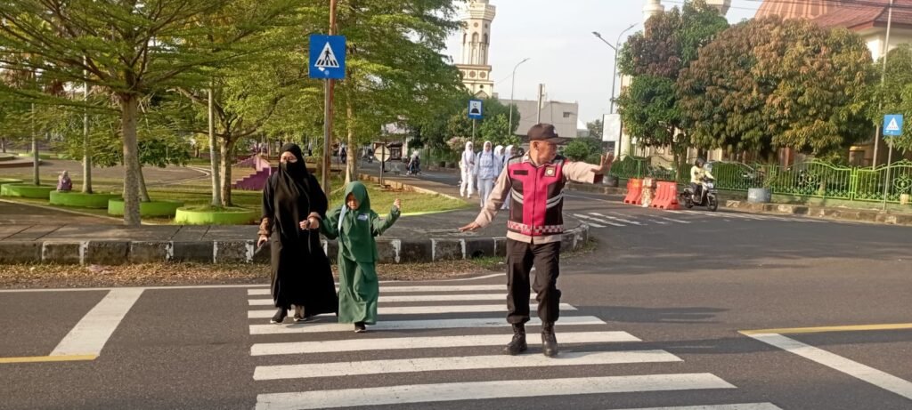 Pelayanan Masyarakat, Anggota Polsek Kawali Turun ke Jalan Bantu Orang Menyebrang dan Gatur