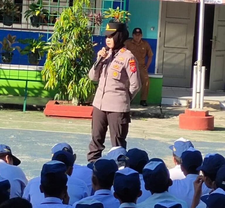 Datangi Sekolah, Kapolsek Kawali Polres Ciamis Sosialisasikan Edaran Bupati Ciamis ke Siswa di SMPN 1 Kawali