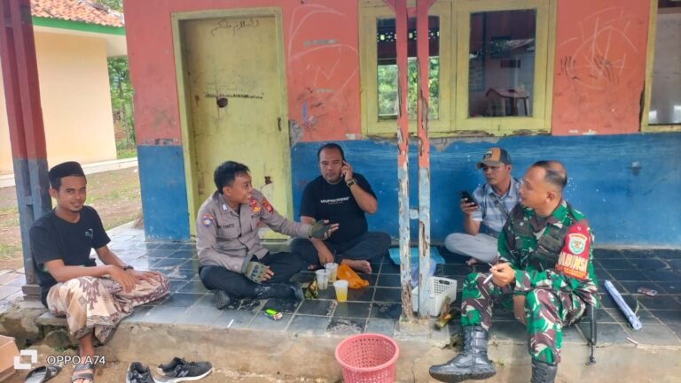 Kanit Binmas Polsek Lakbok dan Bhabinsa Sambangi Kepala Desa Bantardawa