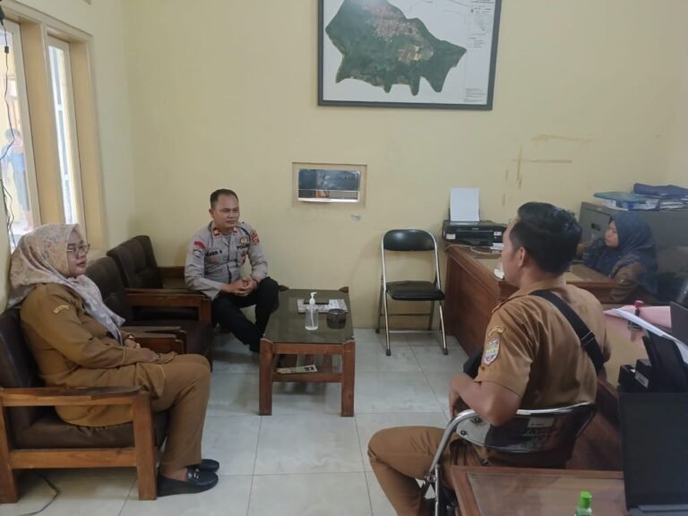 Panit 1 Binmas Polsek Cikoneng Laksanakan Sambang dan Silaturahmi ke Perangkat Desa Wanasigra