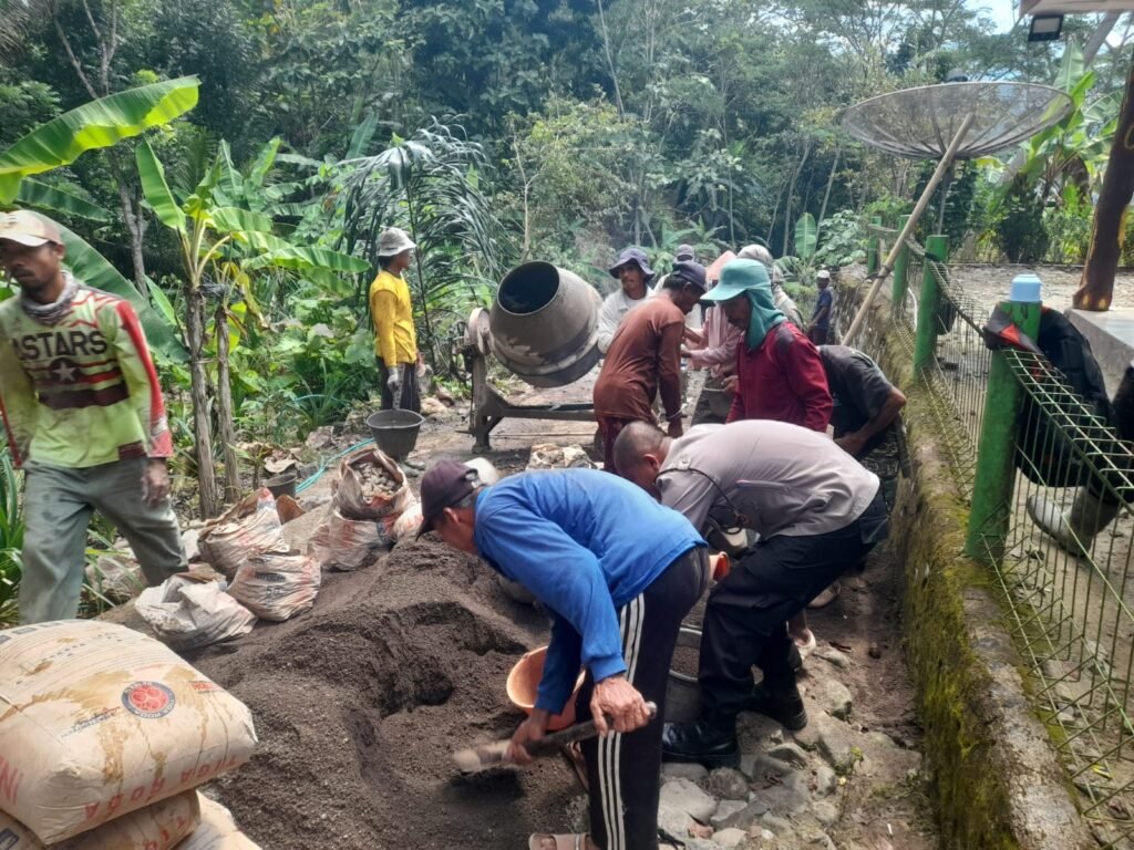 Polsek Rajadesa Bersama Warga Laksanakan Kerja Bakti Pengecoran Jalan di Dusun Cikamuning