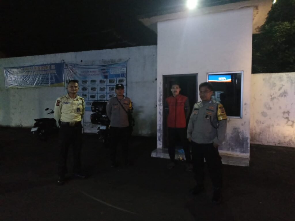 Berikan Rasa Aman, Personel Polsek Kawali Polres Ciamis Patroli Dialogis di Malam Hari