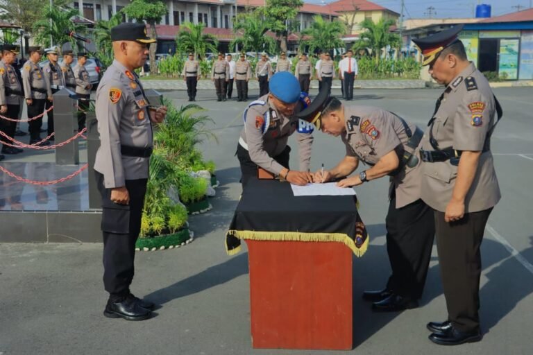 Kapolres Pelabuhan Belawan Pimpin Sertijab Kabag SDM dan Kapolsek Hamparan Perak