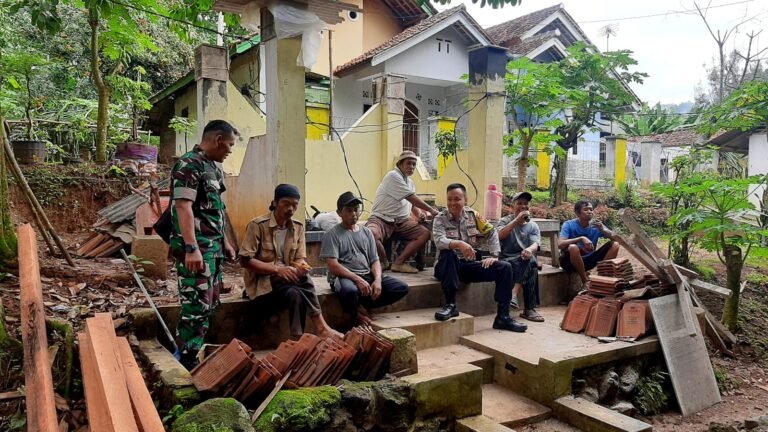 Bhabinkamtibmas dan Babinsa Sambangi Warga Cisihung, Sampaikan Pesan Kamtibmas