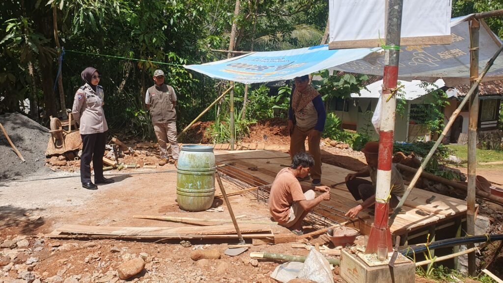 Bhabinkamtibmas Desa Pusakanagara Laksanakan Monitoring Pembangunan Jalan Usaha Tani, Warga Apresiasi Kehadiran Polri