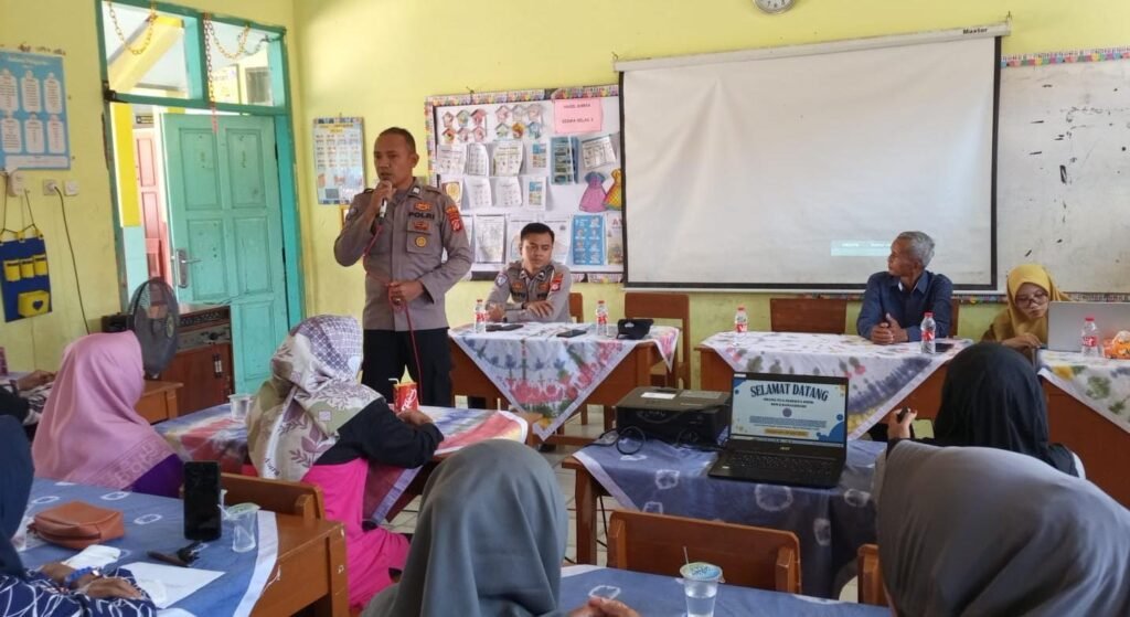 Datangi Sekolah, Polsek Banjarsari Ikut Beri Pemahaman Edaran Bupati Ciamis ke Wali Murid