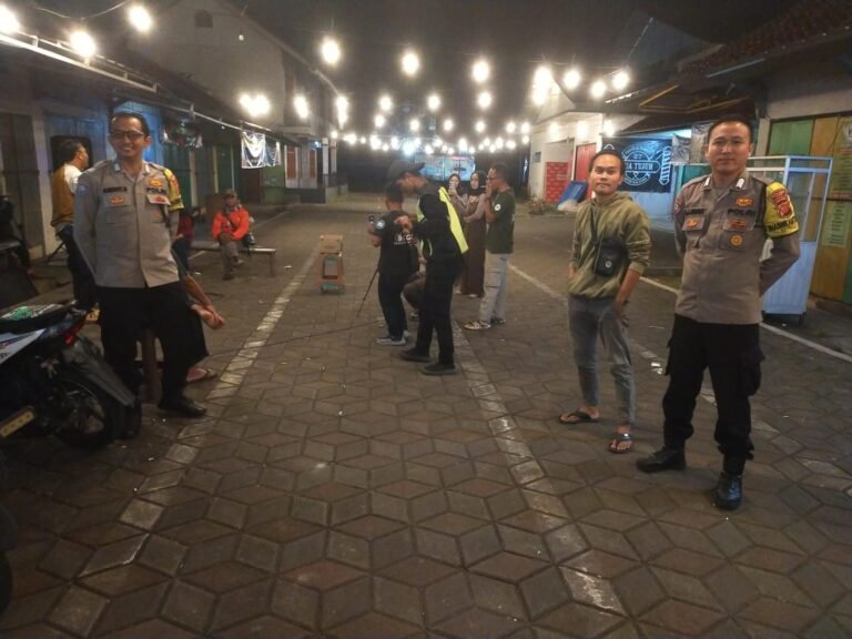 Humanis, Polsek Cipaku Polres Ciamis Patroli Dialogis Beri Kenyamanan Warga Saat Malam Hari