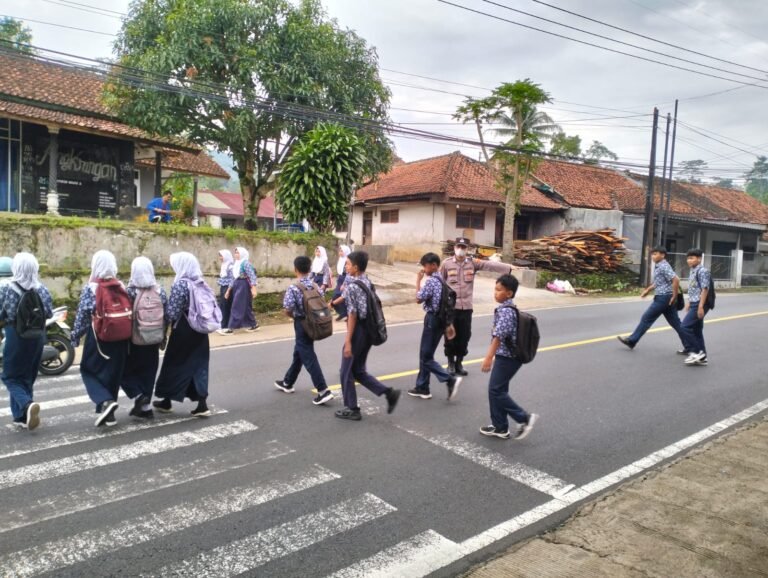 Pelayanan Masyarakat, Polsek Cihaurbeuti Polres Ciamis Bantu Anak Menyebrang di Area Sekolah