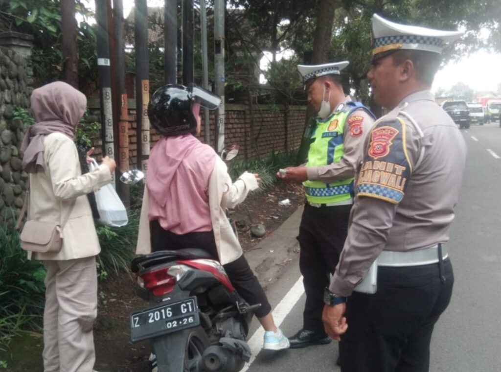 Kanit Turjawali IPDA Ade Sulaeman Dan Jajaran, Gelar Razia Kasat Mata Di Jalan Raya Bukit Alamanda Garut. 2 IMG 20250426 121019