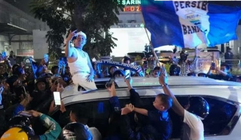 Atas Kemenangan Persib Juara, Dedi Mulyadi Ikut Konvoi Bersama Bobotoh. 2 1000008155