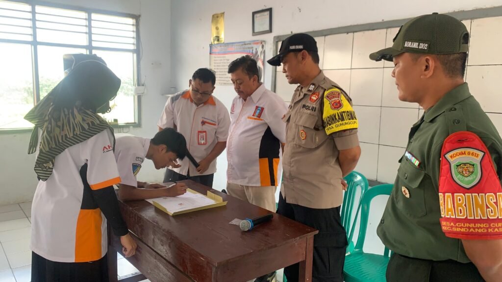 Menjelang Kelulusan, Bhabinkamtibmas Berikan Pembinaan Kamtibmas kepada Siswa SMK Karnas Sindangkasih