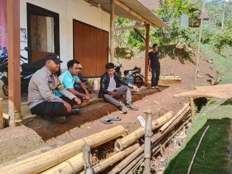 Dorong Ketahanan Pangan, Bhabinkamtibmas Desa Rawa Ajak Warga Manfaatkan Lahan Kosong dan Waspadai TPPO