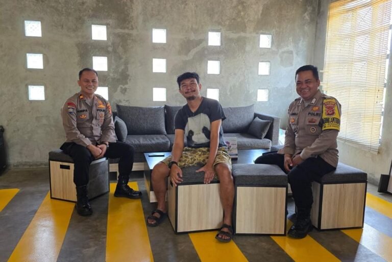 Pererat Hubungan dan Jaga Kamtibmas, Panit Binmas Polsek Cikoneng Sambangi Tokoh Masyarakat di Desa Sindangsari