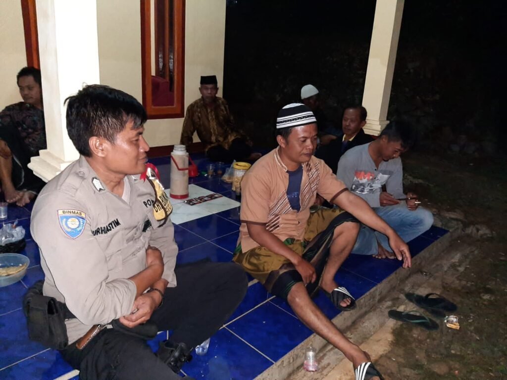Humanis, Polsek Cipaku Polres Ciamis Patroli Dialogis Beri Kenyamanan Warga Saat Malam Hari