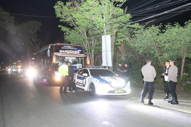 Polres Garut Kawal Ribuan Buruh Garut Berangkat ke Monas untuk Peringati May Day 2025