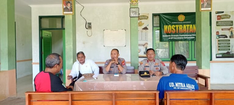Ketahanan Pangan, Polsek Banjarsari Polres Ciamis Awasi Penyaluran Benih Jagung di Banjaranyar