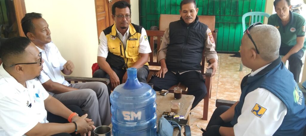 Rencana Relokasi Jalan Pasca Longsor, Kapolsek Pamarican Koorkom Bersama Tim Survei PUPR