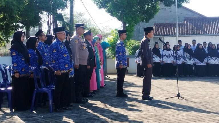 Semarak Upacara Hari Otonomi Daerah ke-29 dan Hardiknas 2025 di Cijeungjing, Kapolsek Tegaskan Dukungan untuk Pendidikan dan Tata Kelola Daerah
