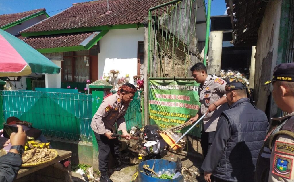 Polsek Cisurupan Gelar Kerja Bhakti di Pasar Tradisional Cisurupan
