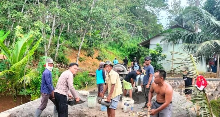 Humanis, Polsek Lakbok Polres Ciamis Monitoring Pengecoran Jalan Dusun Neglasari Kutawaringin